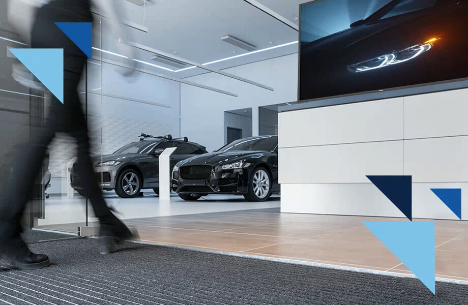 Digital-Signage-Showroom-Autohandel-Eingangsbereich